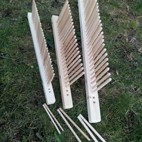 Hobby-detail.jpg Kolíkové stávky Hobby ze dřeva, detail velikosti kolíčků a podstavců, vyráběné v dřevodílně Dílny Jinan