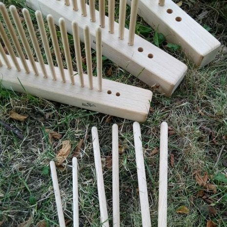 Profi-detail-1.jpg Kolíkové stávky Profi ze dřeva, detail velikosti kolíčků a podstavců, vyráběné v dřevodílně Dílny Jinan