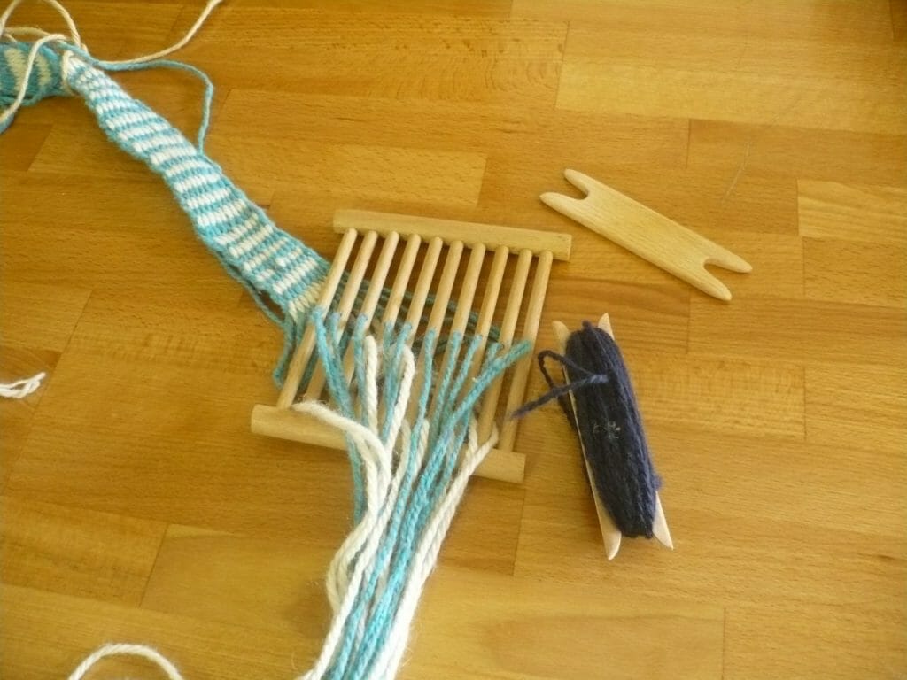 Dřevěný tkací rámeček - hřebenový stávek, na tkaní pásků a popruhů, ukázka práce, vyroben v Dílně Jinan