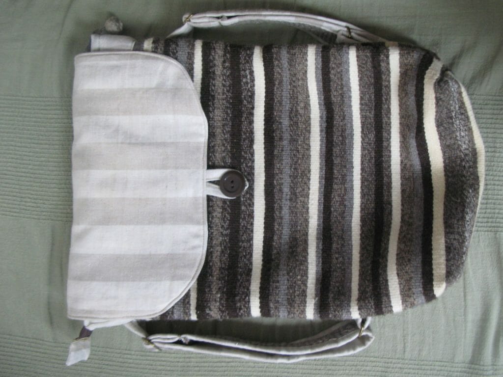 Batoh ušitý z ručně tkané tkaniny vyroben v Dílně Jinan