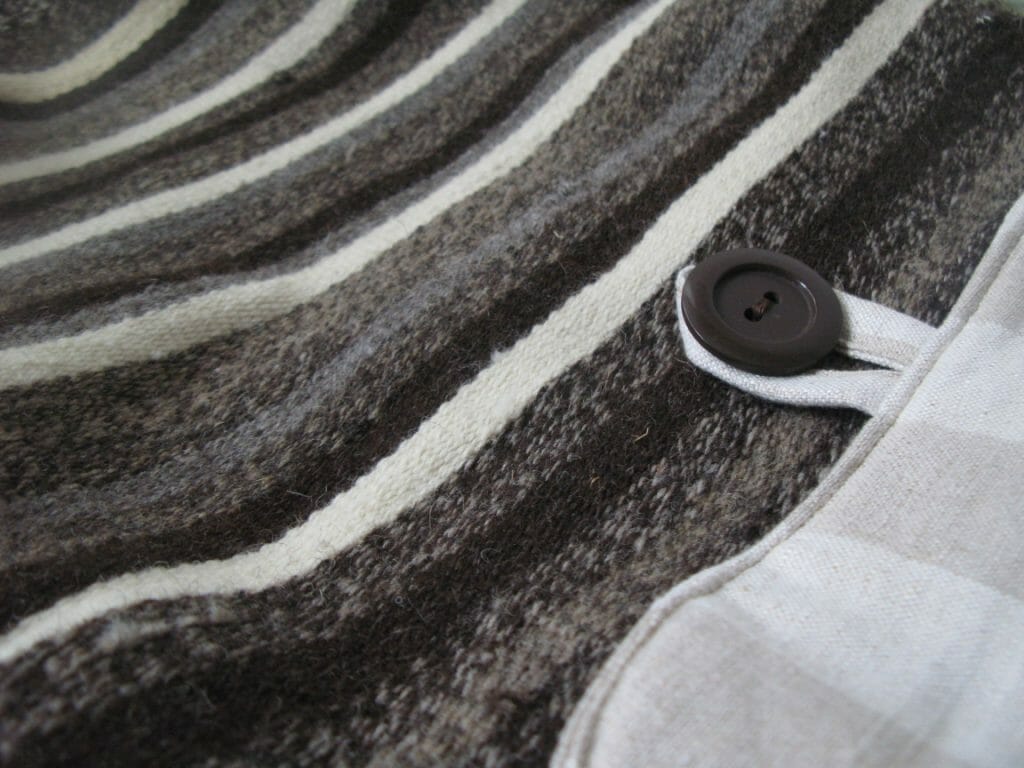 Detail batohu ušitý z ručně tkané tkaniny vyroben v Dílně Jinan