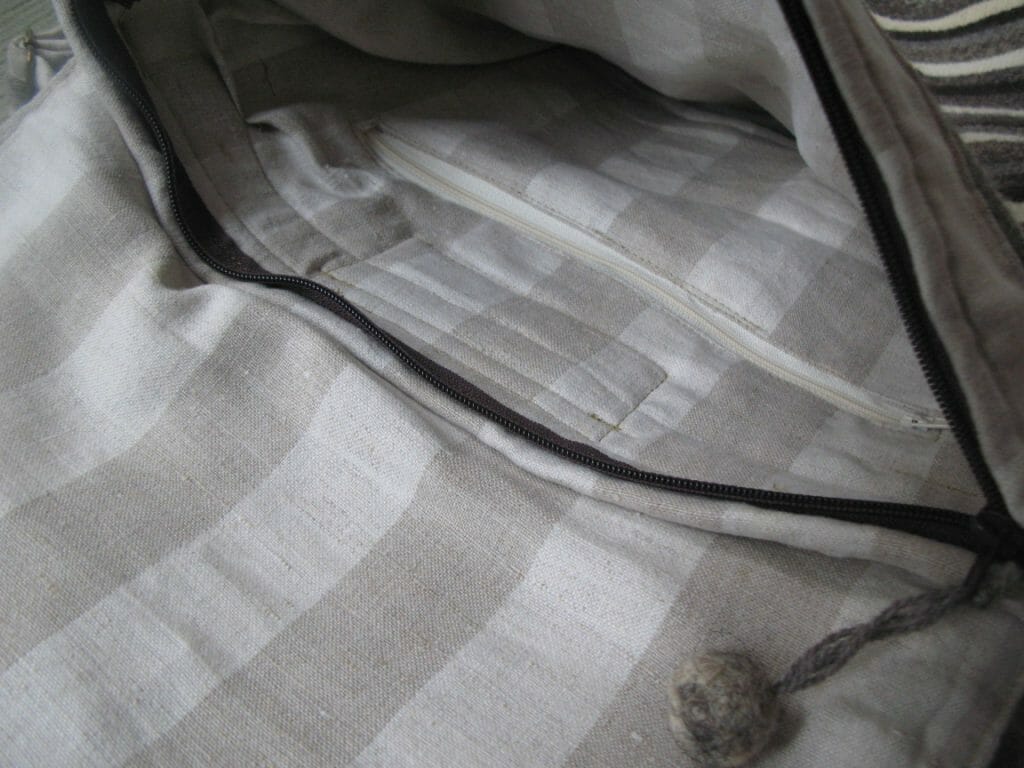 Detail vnitřního prostoru batohu, ušitého z ručně tkané tkaniny vyroben v Dílně Jinan