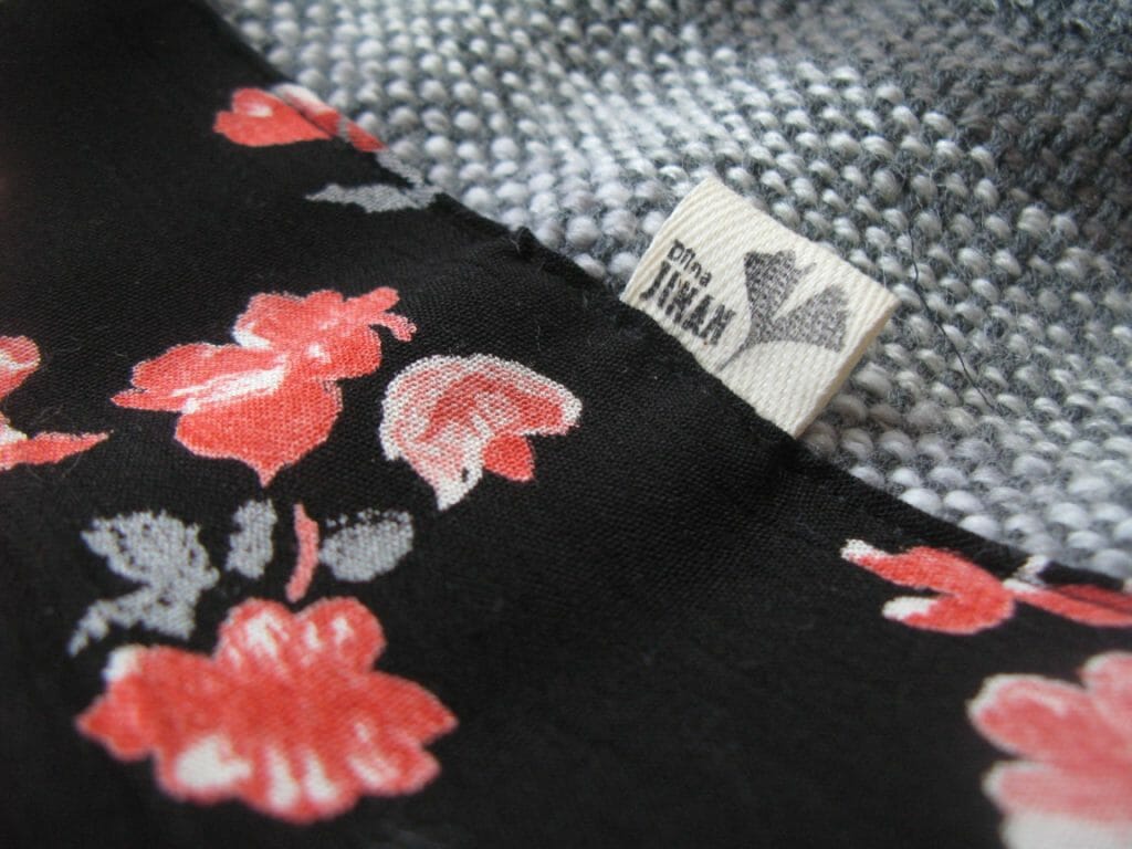 Detail sešití ručně tkané tkaniny a barevné látky na tašce vyrobené v Dílně Jinan