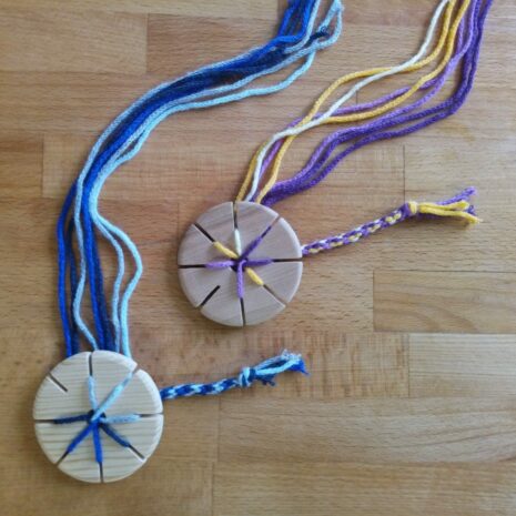 kolecko-ukazka.jpg Ukázka tkaní šňůrky na dřevěném kolečku vyrobené v Dílně Jinan