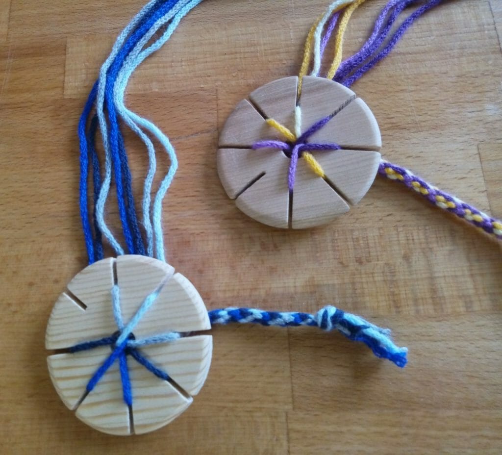 Ukázka tkaní šňůrky na dřevěném kolečku vyrobené v Dílně Jinan