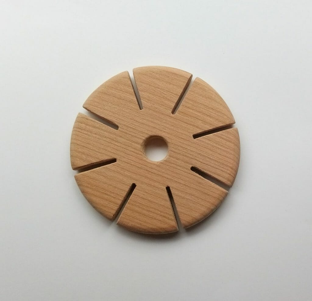 Dřevěné kolečko na tkaní šňůrky, vyrobené v Dílně Jinan