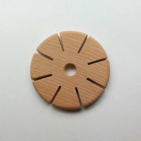 kolecko.jpg Dřevěné kolečko na tkaní šňůrky, vyrobené v Dílně Jinan