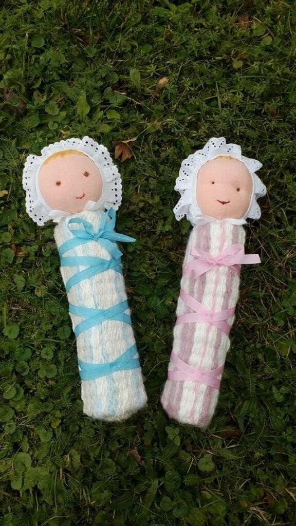 Miminko s modrou stuhou - chlapeček a miminko s růžovou stuhou - holčička, vyrobeny v Dílně Jinan