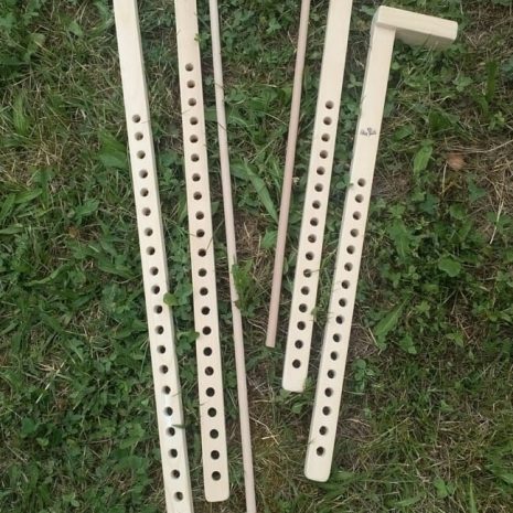 Navlékač - pomocník při navlékání osnovy na kolíkovém stávku, vyrobený v Dílně Jinan