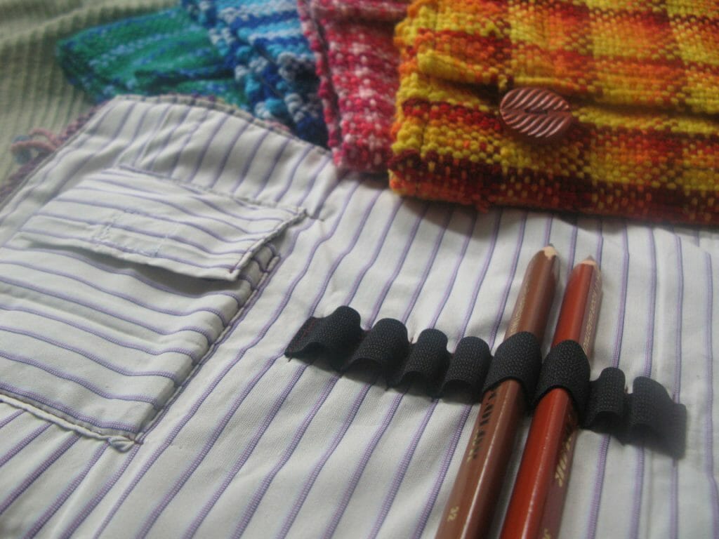 Penál na pastelky na 24 kusů, ušitý z ručně tkané barevné tkaniny vyroben v Dílně Jinan