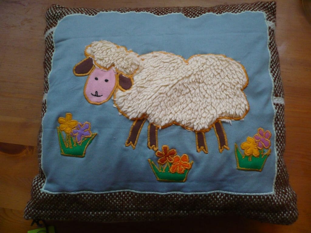 Polštář s motivem ovečky, naplněn ovčím rounem, vyroben v Dílně Jinan