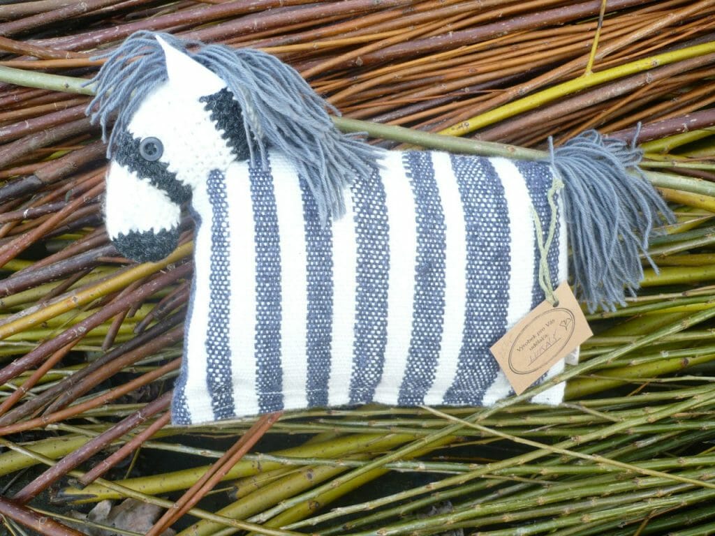Polštářek s hlavou a ocáskem zebry vyroben v Dílně Jinan