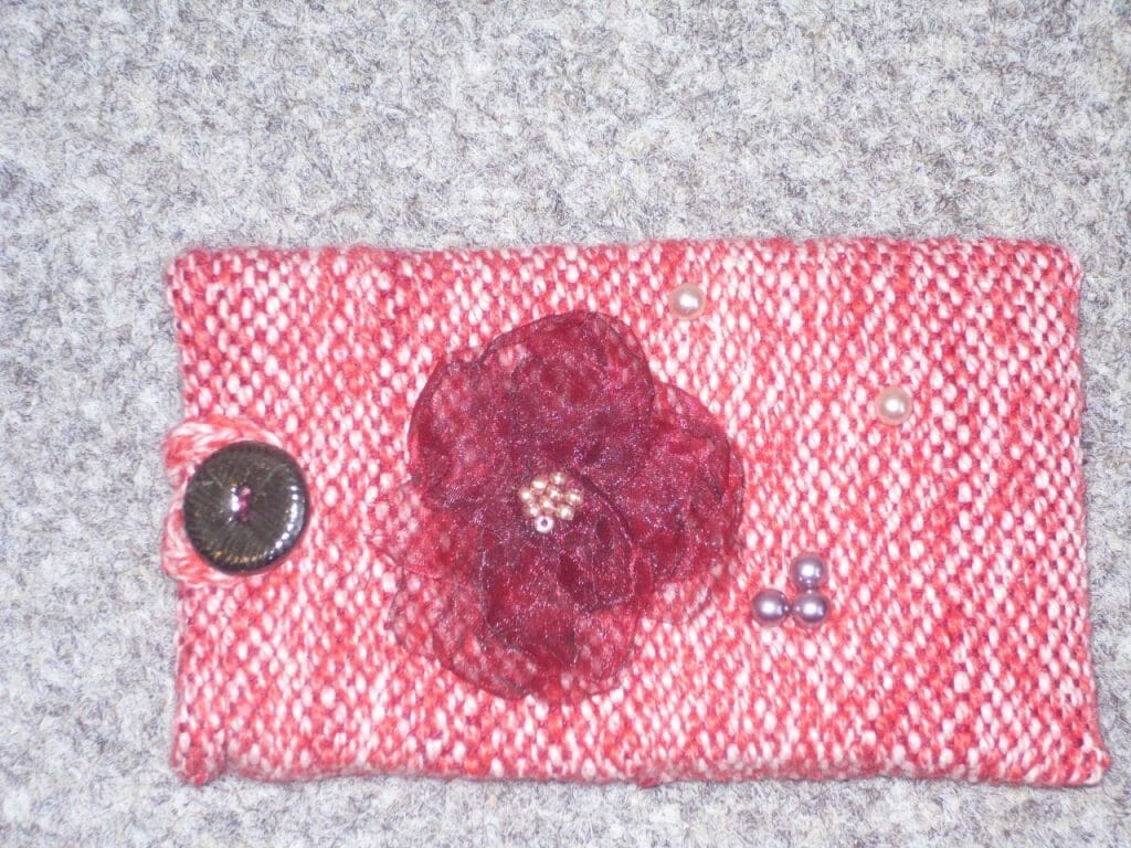 Pouzdro na mobil z ručně tkané barevné tkaniny s motivem kytičky, vyroben v Dílně Jinan