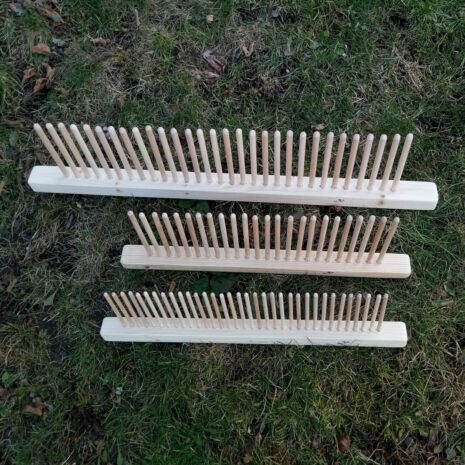 stav-Hobby-spolecne-porovnani1.jpg Kolíkový stávek Hobby malý, střední a velký smrkový, vyrobený v dřevodílně Dílny Jinan