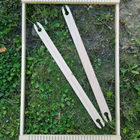 takci-ramecek.jpg Dřevěný rámeček, tkaní na osnovu se dvěmi jehlami, vyroben v Dílně Jinan