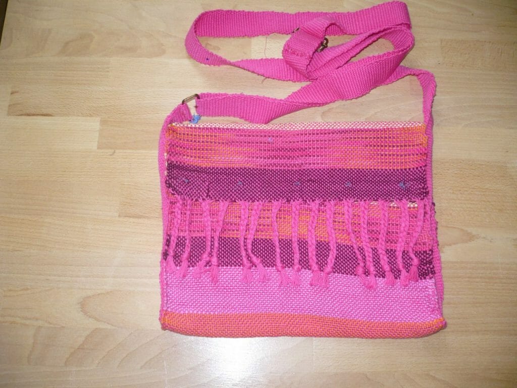 Taška přes rameno ručně tkaná vyrobena v Dílně Jinan