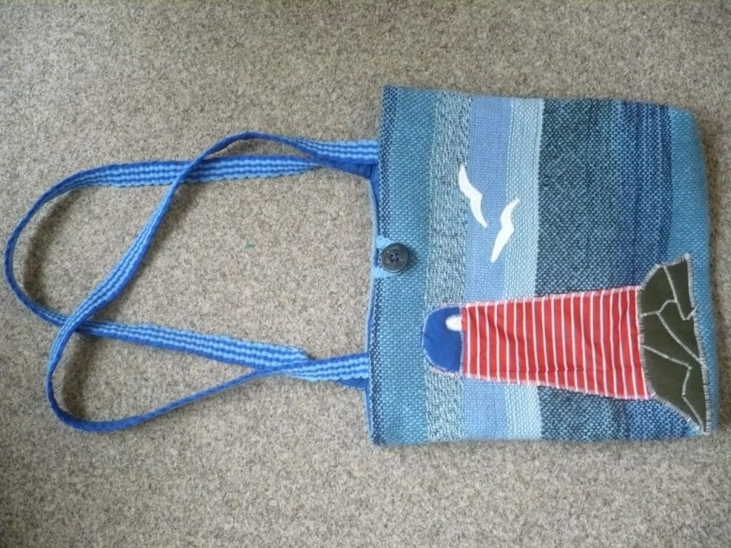 Taška přes rameno ručně tkaná s dvěma popruhy s motivem majáku vyrobena v Dílně Jinan
