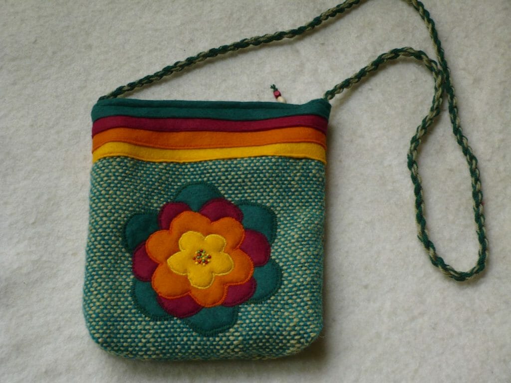 Taška přes rameno s motivem kytičky ručně tkaná vyrobena v Dílně Jinan