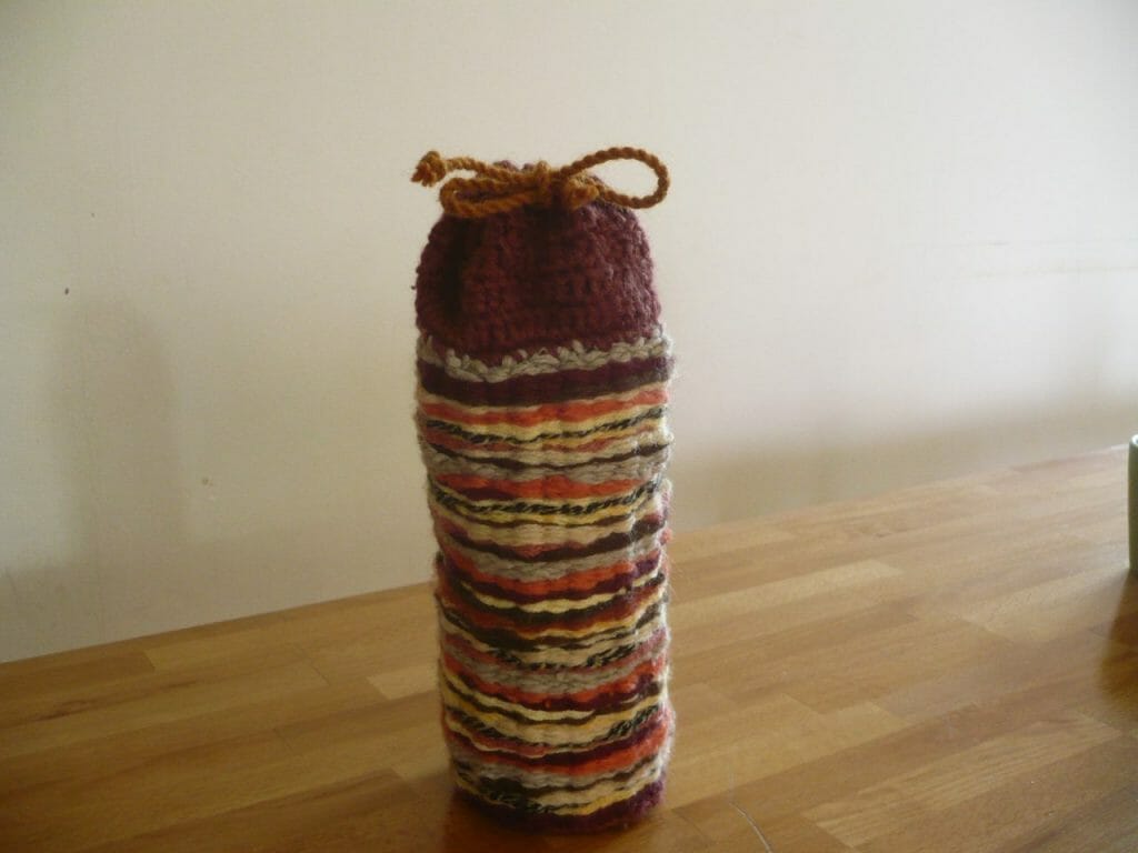 Termoobal - termoska - ručně tkaný barevný obal na skleněnou lahev vyroben v Dílně Jinan