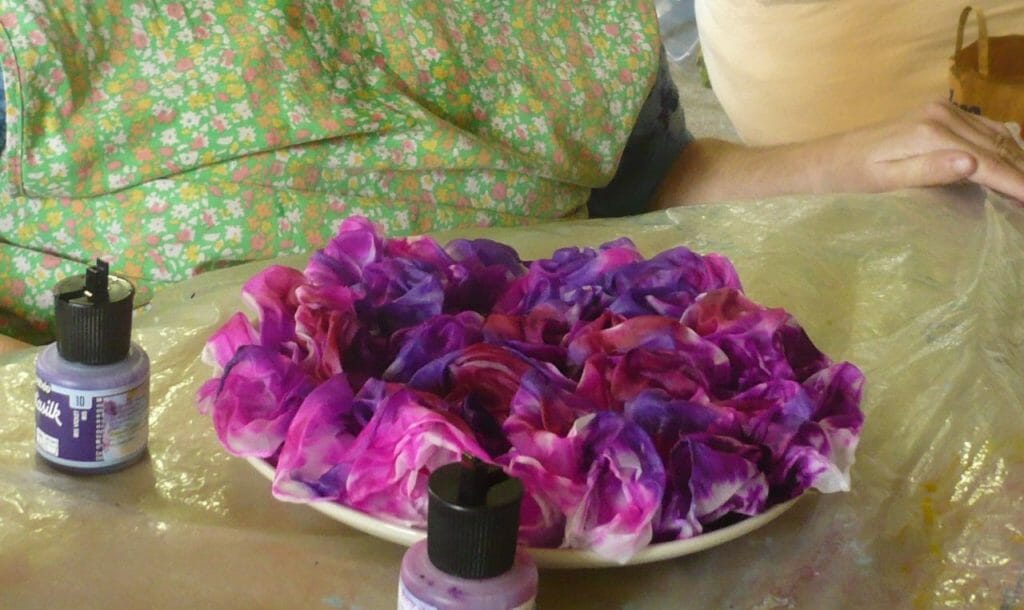 Ruční barvení hedvábného šátku v dílně Jinan