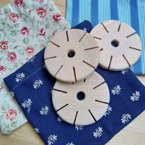 kolecko-1 Dřevěné kolečko na tkaní šňůrky, vyrobené v Dílně Jinan