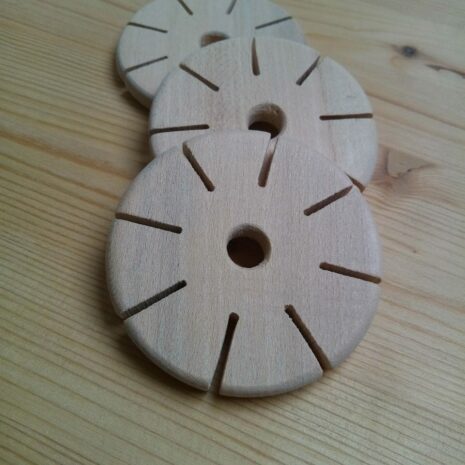 kolecko-2 Dřevěné kolečko na tkaní šňůrky, vyrobené v Dílně Jinan