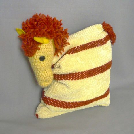 polstar-konik-zlutozrzavy-1-b Polštář s hlavou koníka vyroben v Dílně Jinan.