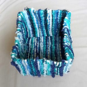 Košík modrý - ručně tkaný koš na uložení různých věcí, vyroben v Dílně Jinan