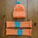 Čepice oranžová s návleky, vše pletené na mlýnku na pletení, vyrobeny v Dílně Jinan.