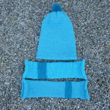 cepice-navleky-tyrkys-s-tmavou-bamb Čepice tyrkysová s návleky, vše pletené na mlýnku na pletení, vyrobeny v Dílně Jinan.