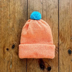 Čepice oranžová, pletená na mlýnku na pletení, vyrobena v Dílně Jinan.