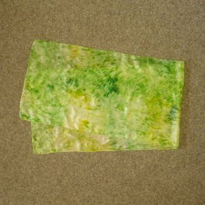 Hedvábný šál zelený, ručně malovaný, vyrobený v Dílně Jinan