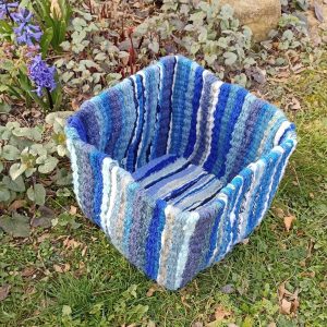 Košík modrý - ručně tkaný koš na uložení různých věcí, vyroben v Dílně Jinan.