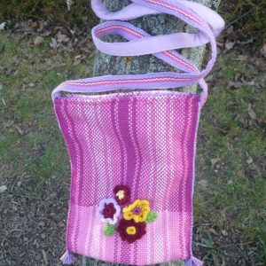 Taška růžovofialová s motivem macešek s popruhem přes rameno, ručně tkaná vyrobena v Dílně Jinan.