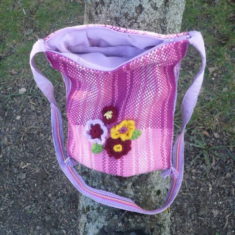 taska-ruzfialova-macesky1 Taška růžovofialová s motivem macešek s popruhem přes rameno, ručně tkaná vyrobena v Dílně Jinan.