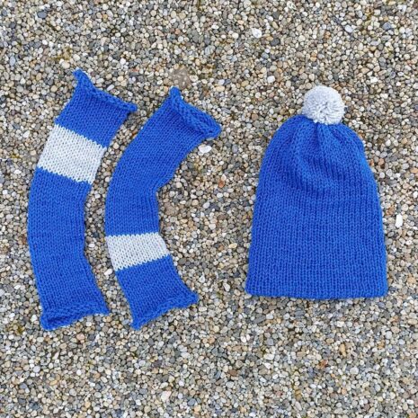 cepice-2-modra-s-navl Čepice a návleky modré, pletené na mlýnku na pletení, vyrobena v Dílně Jinan.