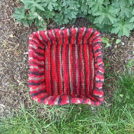 kosik-cerveny-1 Košík červený - ručně tkaný koš na uložení různých věcí, vyroben v Dílně Jinan.