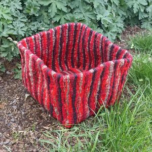 Košík červený - ručně tkaný koš na uložení různých věcí, vyroben v Dílně Jinan.