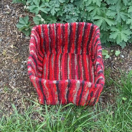 kosik-cerveny Košík červený - ručně tkaný koš na uložení různých věcí, vyroben v Dílně Jinan.