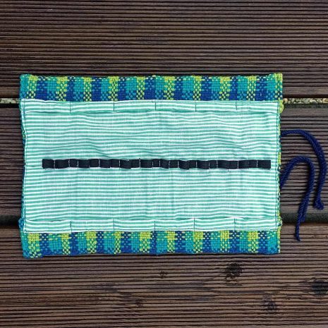 penal-na-voskovky-1 Penál na voskovky na 12 kusů, ušitý z ručně tkané barevné tkaniny vyroben v Dílně Jinan.