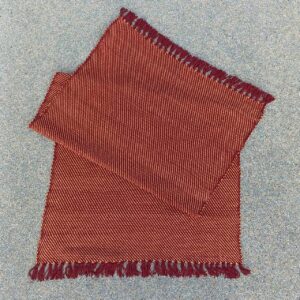 Deka červenohnědá, ručně tkaná, vyrobena v Dílně Jinan.