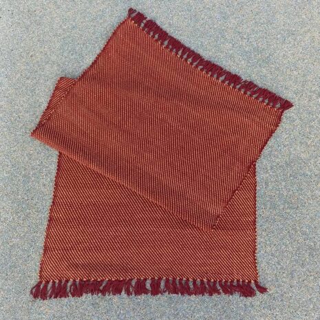 deka-cervenozluta Deka červenohnědá, ručně tkaná, vyrobena v Dílně Jinan.