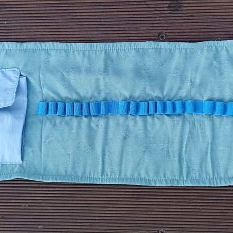 penal-modry-2 Penál na pastelky na 24 kusů, ušitý z ručně tkané barevné tkaniny vyroben v Dílně Jinan.