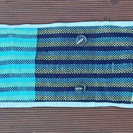 penal-modry-3 Penál na pastelky na 24 kusů, ušitý z ručně tkané barevné tkaniny vyroben v Dílně Jinan.