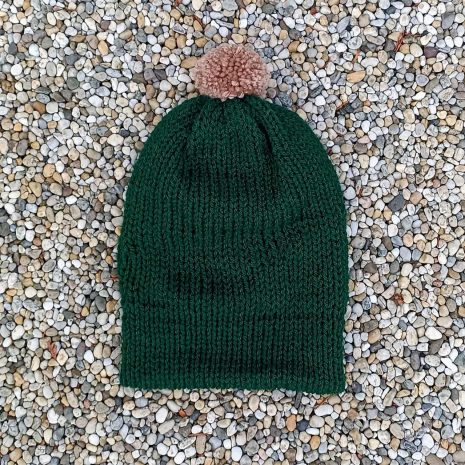 cepice-tmave-zelena Čepice zelená, pletená na mlýnku na pletení, vyrobena v Dílně Jinan.