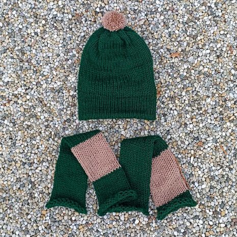 cepice-tmave-zelena-navleky Čepice a návleky zelené, pletené na mlýnku na pletení, vyrobena v Dílně Jinan.