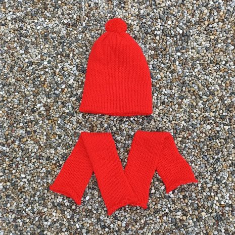 cepice-a-navleky-cervene Čepice červená a návleky, pletené na mlýnku na pletení, vyrobeno v Dílně Jinan.