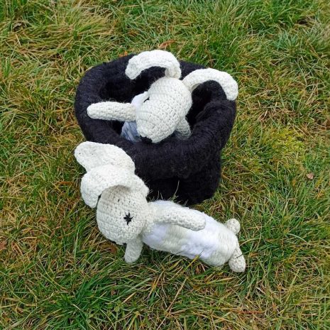 kralici-mensi-2 Králíci v klobouku pro děti vyrobeni v Dílně Jinan.