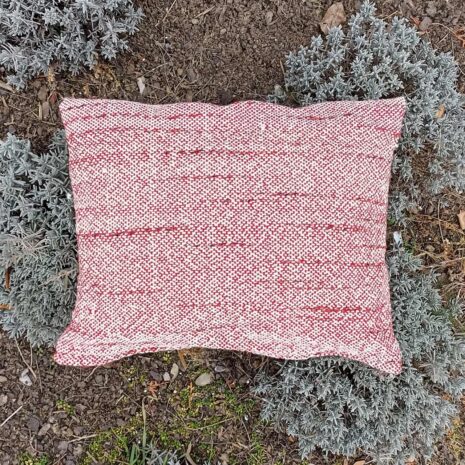 polstar-cerveny-2 Polštář s ručně tkaným obalem, naplněný ovčím rounem, vyrobeny v Dílně Jinan.