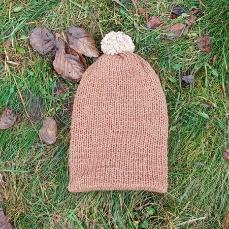 cepice-hneda-dvojita Čepice hnědá, pletená na mlýnku na pletení, vyrobena v Dílně Jinan.